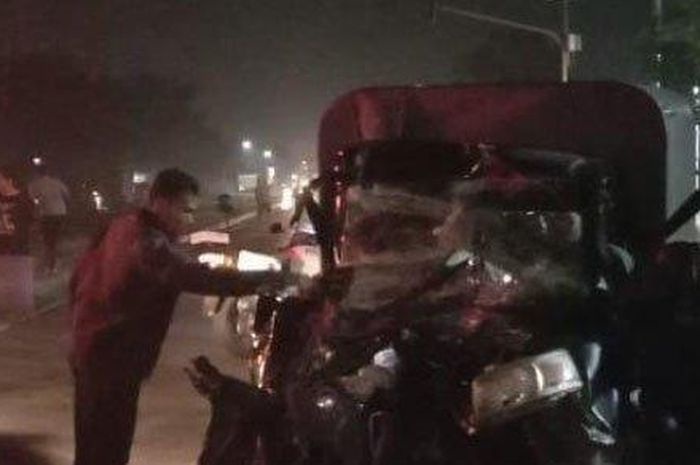 kabin Daihatsu Gran Max ringsek usai hajar truk di Mojokerto, Jatim
