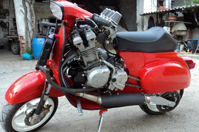 penampakan Vespa 50 Special dicangkok mesin 600 cc Yamaha FZR600R