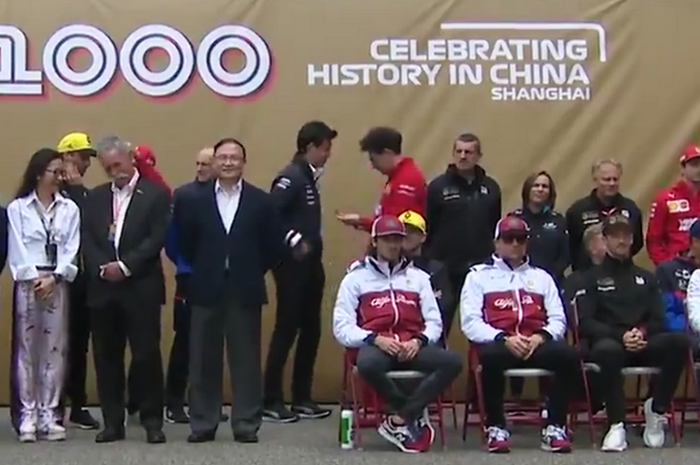 Suasana sesi foto bareng memperingati balap F1 ke-1000 di sirkuit Shanghai menjelang balapan GP F1 China 2019