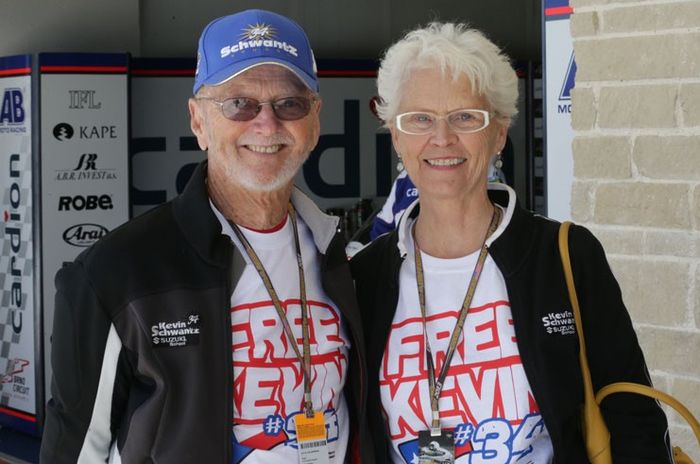Jim Schwantz dan Shirley Schwantz menggunakan Tshirt yang mengkritik Dorna karena banyaknya pembalap asal Spanyol