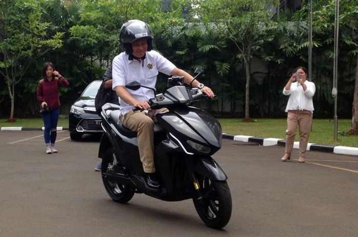 Menteri ESDM menjajal kebolehan Gesits di kantor ESDM