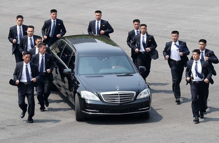 Pengawalan terhadap Kim Jong Un dengan limosin Mercedes S600