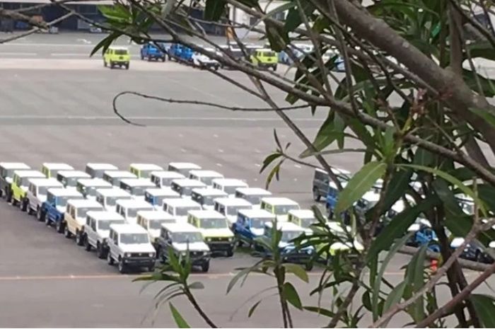 Jimny baru tercisuk di parkiran