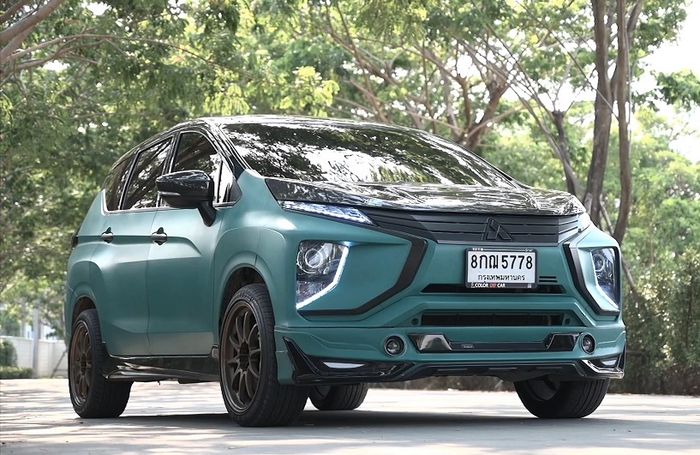 Baju luar Mitsubishi Xpander dibalut wrapping warna hijau tosca