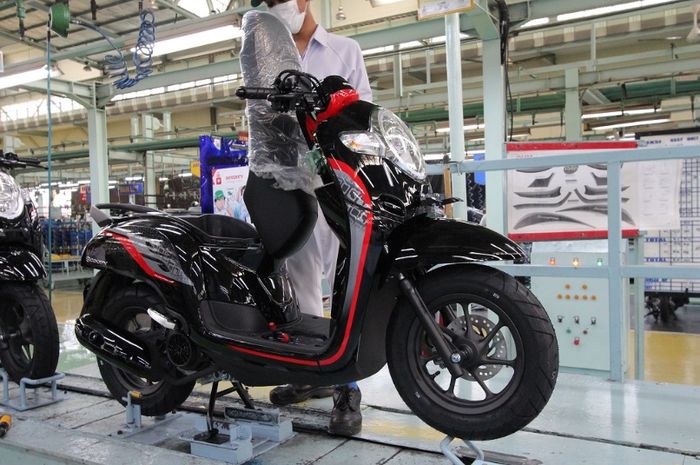 Honda Scoopy saat proses perakitan