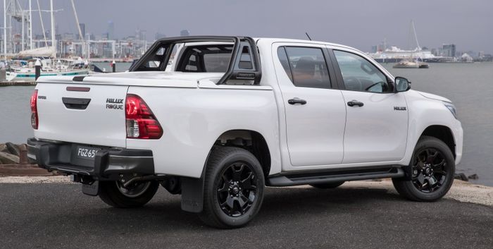 Tampilan belakang Toyota Hilux Rogue