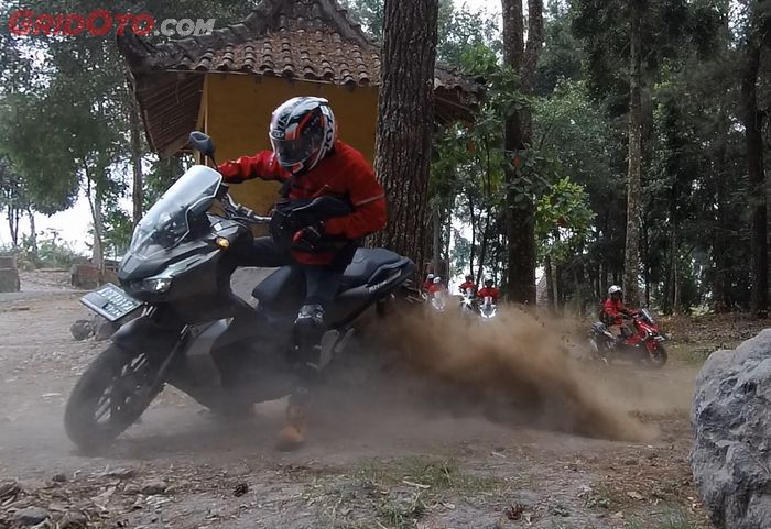 Skuto Honda ADV150 melibas medan jalan berpasir