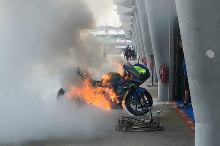 Motor Alex Rins terbakar di Sepang (1/11/2018)