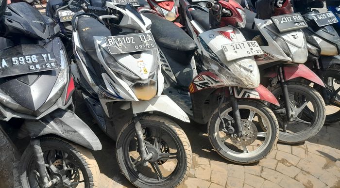 Puluhan motor terendam banjir di penitipan motor Stasiun Bekasi