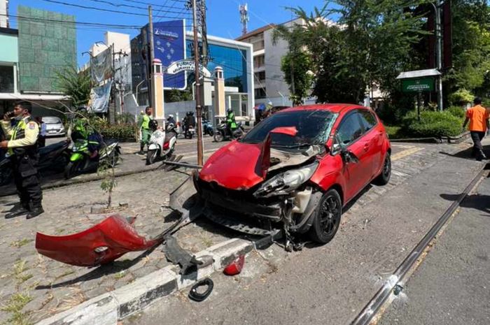 Ford Fiesta hancur ditemper Kereta Uap Jaladara di Jl Slamey Riyadi, Purwosari, Solo, Jawa Tengah