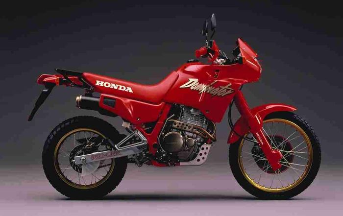 Salah satu wujud standar Honda NX650 Dominator lansiran 1988