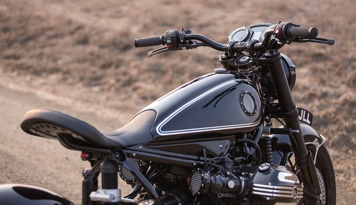 Tampilan tangki dan jok jadul meniru kepunyaan BMW R5