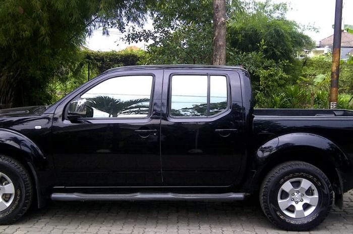 Tampak samping Nissan Navara lansiran 2008