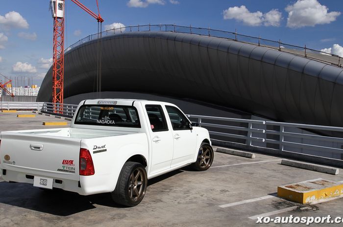 Tampilan belakang modifikasi Isuzu D-Max