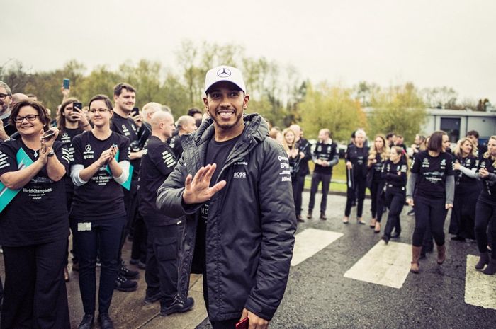 Lewis Hamilton saat merayakan suksesnya di markas tim Mercedes, sebelum balapan di GP Abu Dhabi