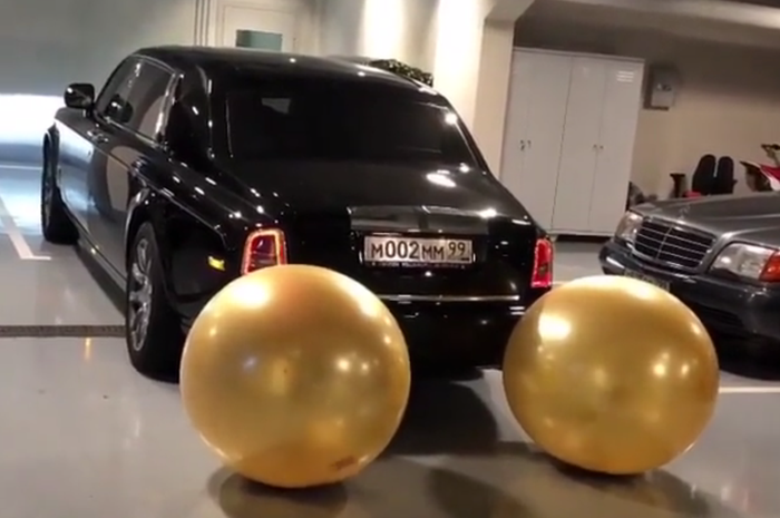 Rolls Royce yang suka menghamburkan uang