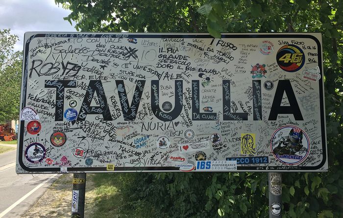 Plang kota Tavullia berisi coretan para pengunjung fans Valentino Rossi