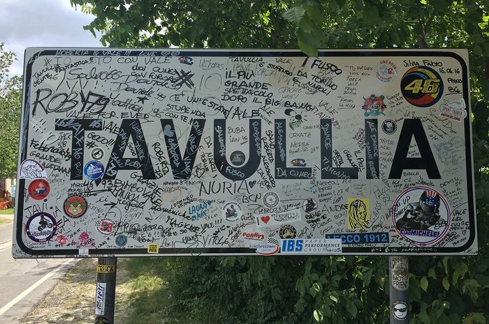 Plang kota Tavullia berisi coretan para pengunjung fans Valentino Rossi
