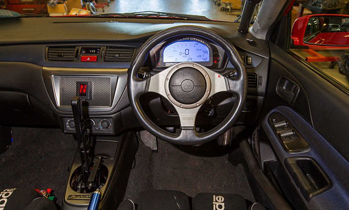 Setir MOMO dan dasbor Haltech Racepak di kabin Mitsubishi Evo drag