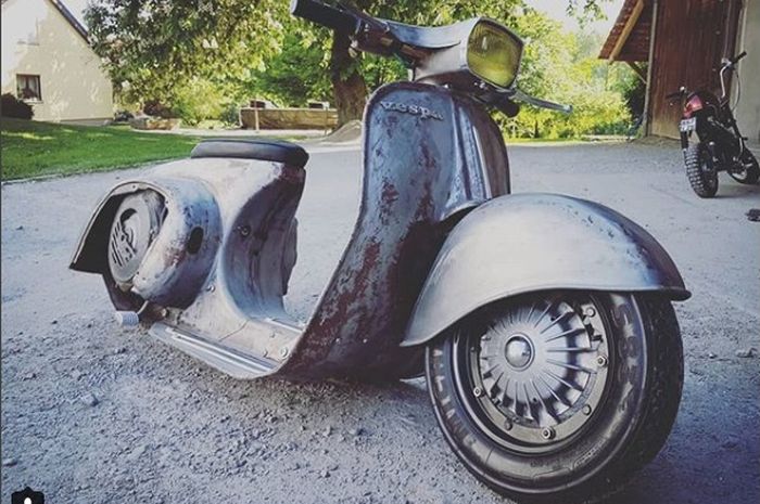 Vespa bagged pakai air suspension