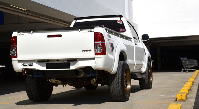 Tampilan belakang modifikasi Toyota Hilux bergaya sporty