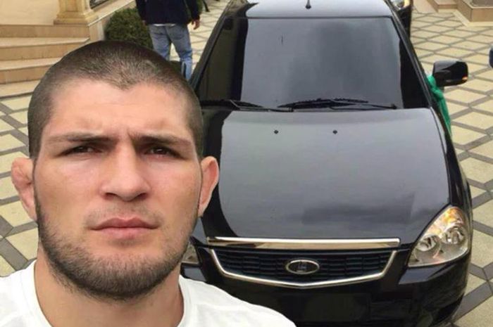 Khabib Nurmagomedov berpose dengan salah satu mobilnya