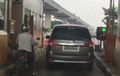 Video Detik-detik Pemotor Masuk Tol Pondok Gede, Pas Masuk Pintu Tol Ngumpet di Belakang Mobil