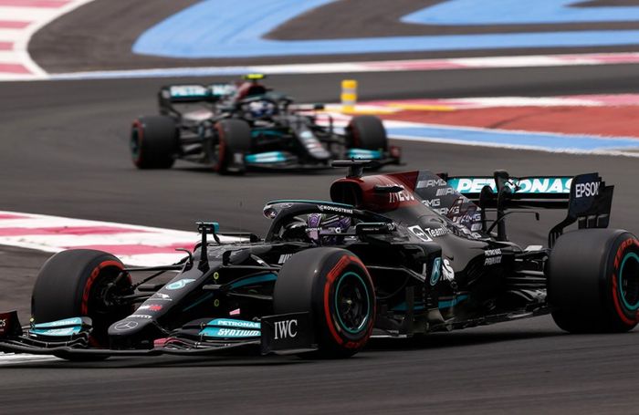 Lewis Hamilton dan Valtteri Bottas kalah cepat dari pembalap tim Red Bull, Max Verstappen pada kualifikasi F1 Prancis 2021