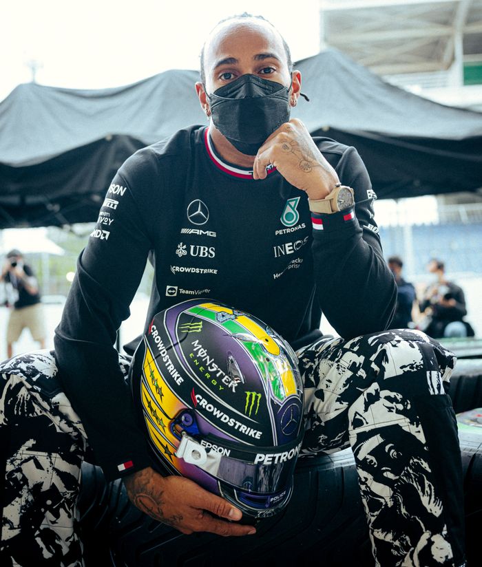 balapan di Interlagos selalu memiliki arti khusus bagi Lewis Hamilton, seperti di F1 Brasil 2021 ini ia memakai desain helm baru untuk menghormati Ayrton Senna
