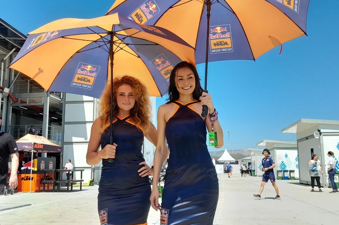 Umbrella Girl tim Red Bull KTM Factory Racing