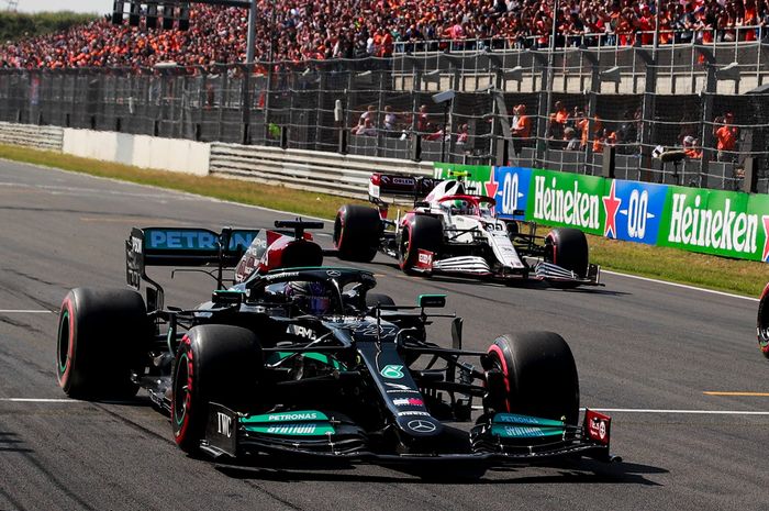 Pembalap tim Mercedes, Lewis Hamilton menggunakan girboks baru di F1 Belanda 2021