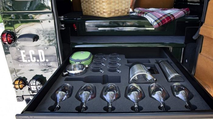 Seperangkat gelas wine dan ruang untuk menyimpan senapan