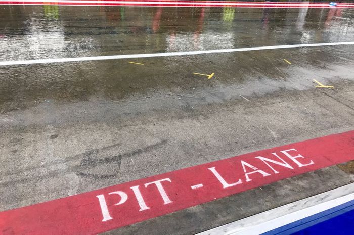Pit lane basah karena hujan