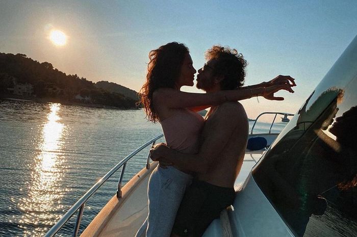 Valentino Rossi dan Fransesca Sofia Novello di atas kapal yatch