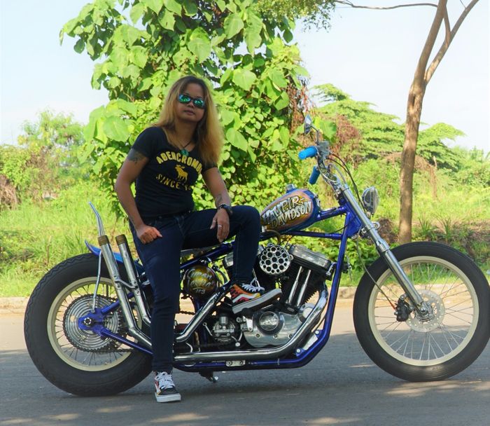 Awie, si cewek 'gila' bersama motor custom kesayangannya, Sportser 883