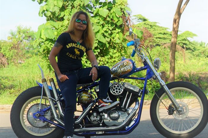 Awie, si cewek 'gila' bersama motor custom kesayangannya, Sportser 883