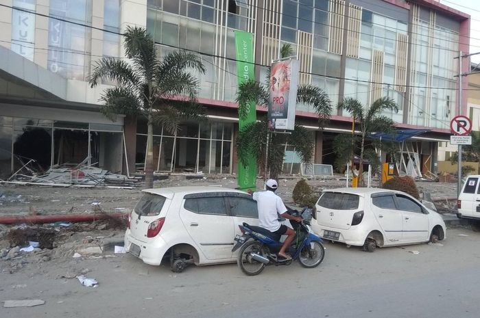 Mobil yang terparkir tampak kehilangan roda pasca gempa dan tsunami di Sulawesi Tengah
