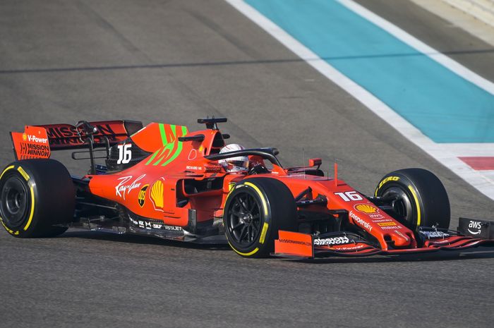 Charles Leclerc menguji ban 18 inci pada tes pascamusim balap F1 2021 di srkuit Yas Marina, Abu Dhabi