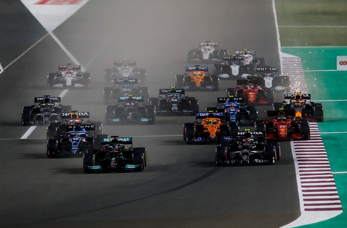 Lewis Hamilton (kiri depan) melakukan start bagus dan terus berada di depan pada balap F1 Qatar 2021