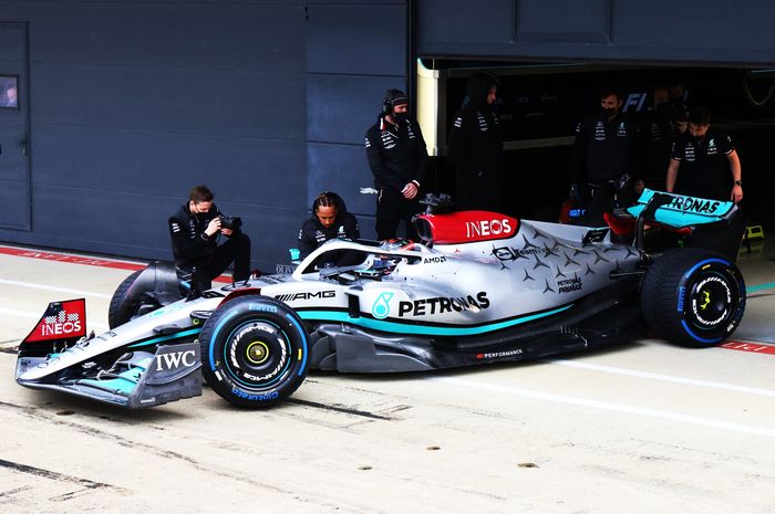 Tim Mercedes melakukan shakedown test mobil Mercedes W13 berwarna silver untuk musim balap F1 2022