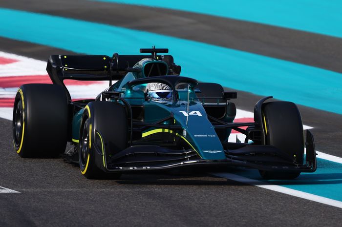 Fernando Alonso melakukan tes mobil Aston Martin di Abu Dhabi, setelah musim balap F1 2022 berakhir