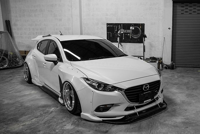 Modifikasi Mazda3 dengan body kit gambot