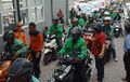 500 Driver Ojol Rapi Antre Tunggu Giliran, Disemprot Disinfektan Guna Cegah Corona