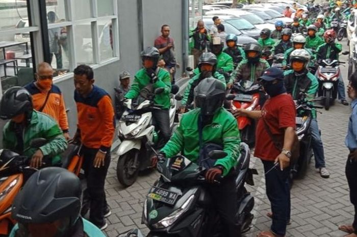 Ada sekitar 500 driver ojek online (ojol) yang mengantre disemprot desinfektan untuk mencegah penyebaran virus corona.