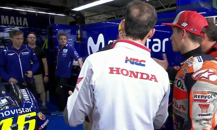 Alberto Puig (kiri) dan Marc Marquez saat berada di paddock Yamaha.