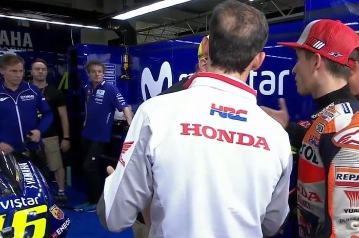Marc Marquez saat berada di paddock Yamaha.