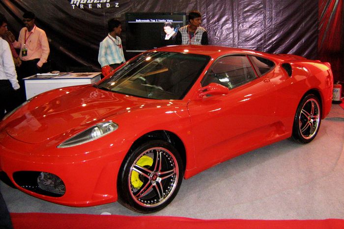 Modifikasi Toyota Corolla jadi Ferrari F430