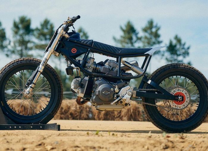 Swingarm, shock belakang, dan kedua rodanya tak kalah istimewa