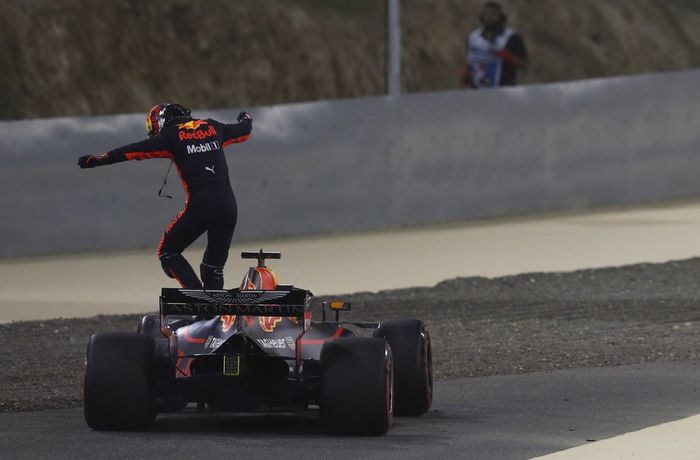 Dua mobil Red Bull kandas saat balapan di F1 Bahrain, salah satunya karena mobil tiba-tiba kehilangan tenaga mesinnya