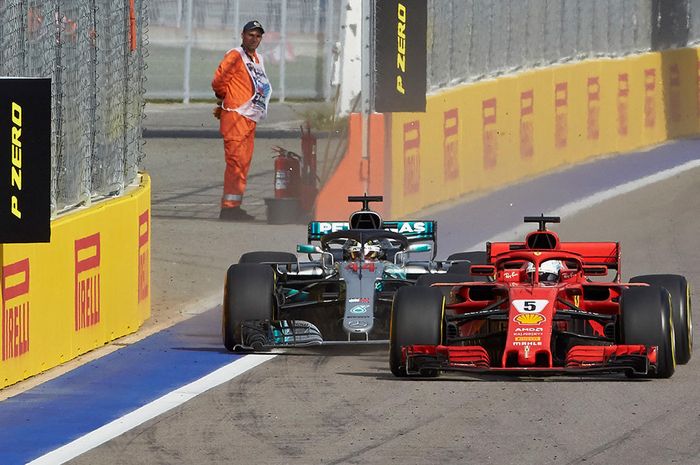 Sebastian Vettel sempat berada di depan Lewis Hamilton pada GP F1 Rusia